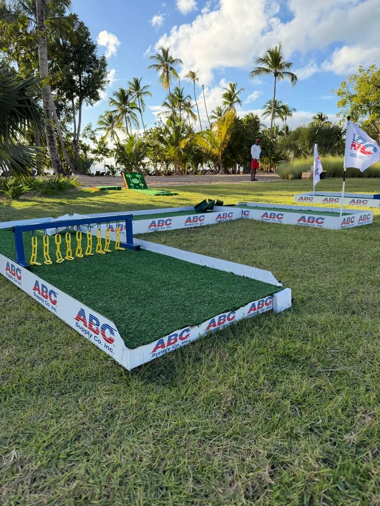 Campo de mini golf PlayLab instalado al aire libre